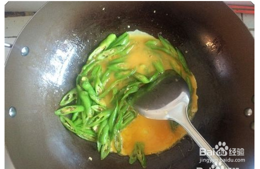 简单家常菜尖椒炒鸡蛋方法