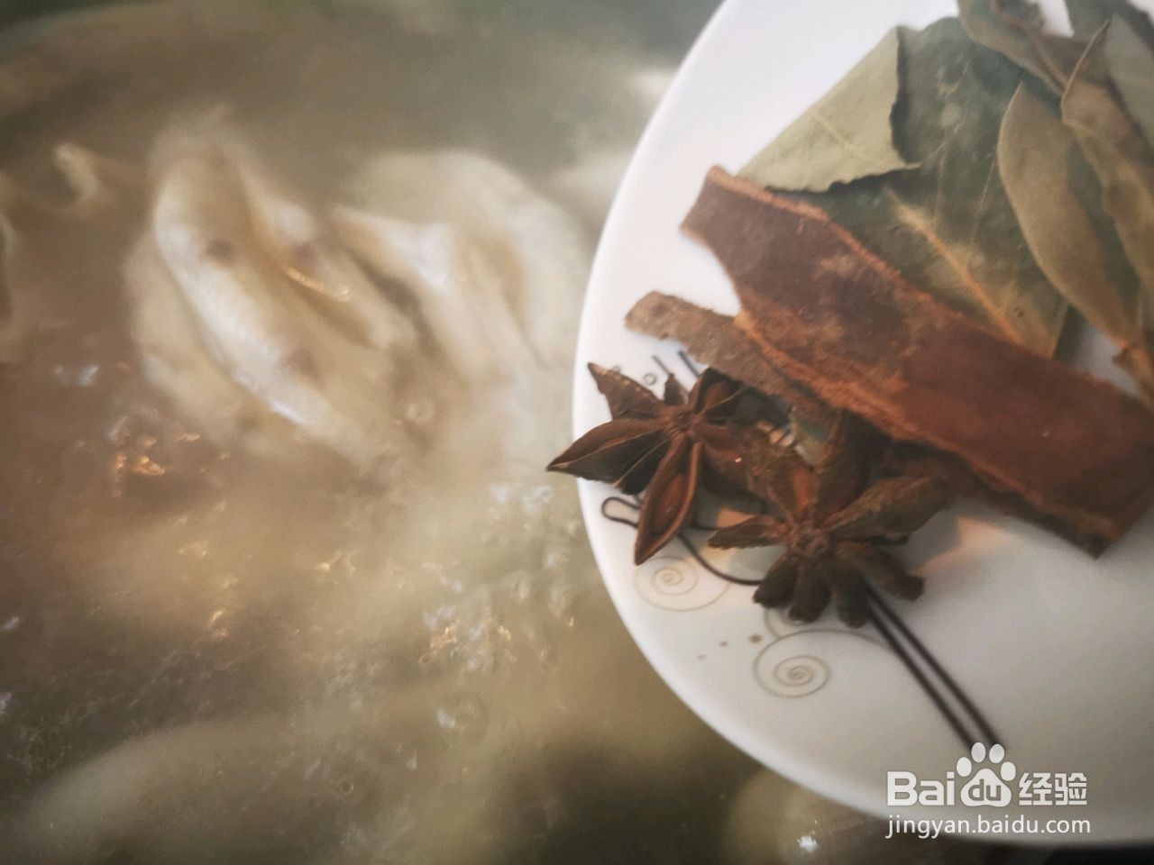 酱香鸭掌煲的做法