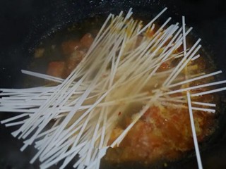 西红柿鸡蛋酥肉面怎么做？