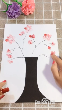 如何用口红制作开花的树？