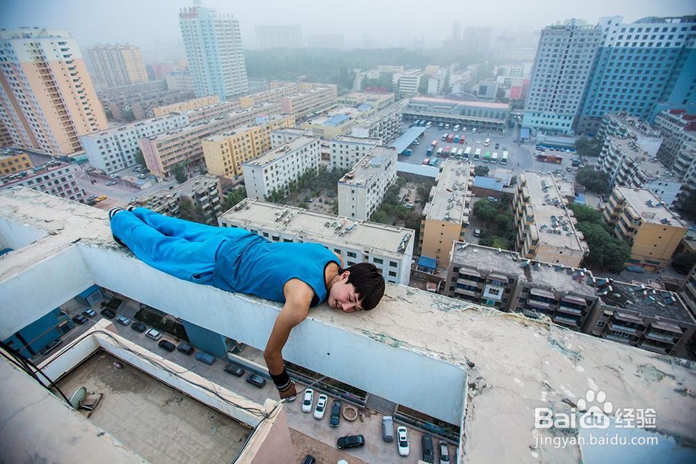 最简单的过栏杆方法：单手跨栏