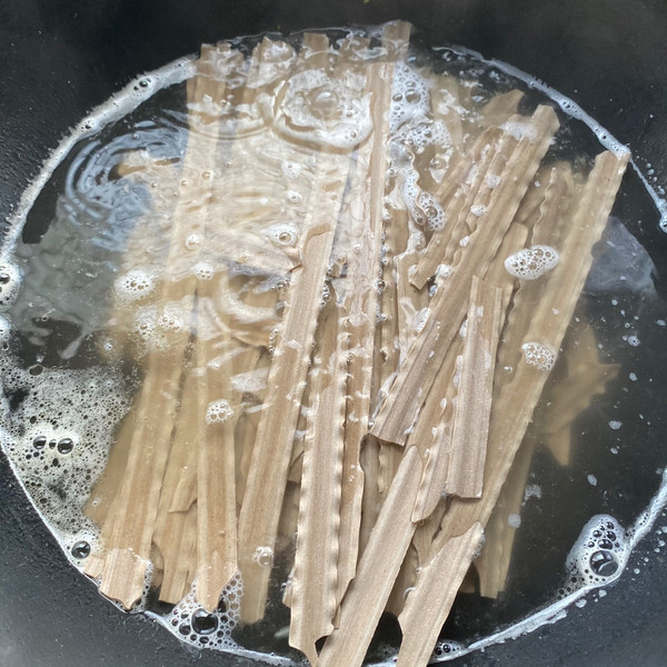 西红柿鸡蛋生菜卤牛肉煮荞麦刀削面