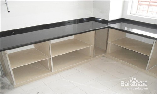 厨房的地板怎么清理比较干净？