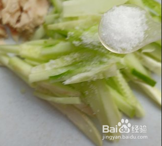 鸡胸肉拌黄瓜条