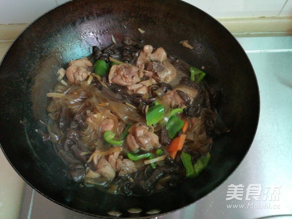 鸡肉宽粉炖红蘑