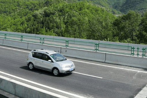 汽车拉高速是啥意思