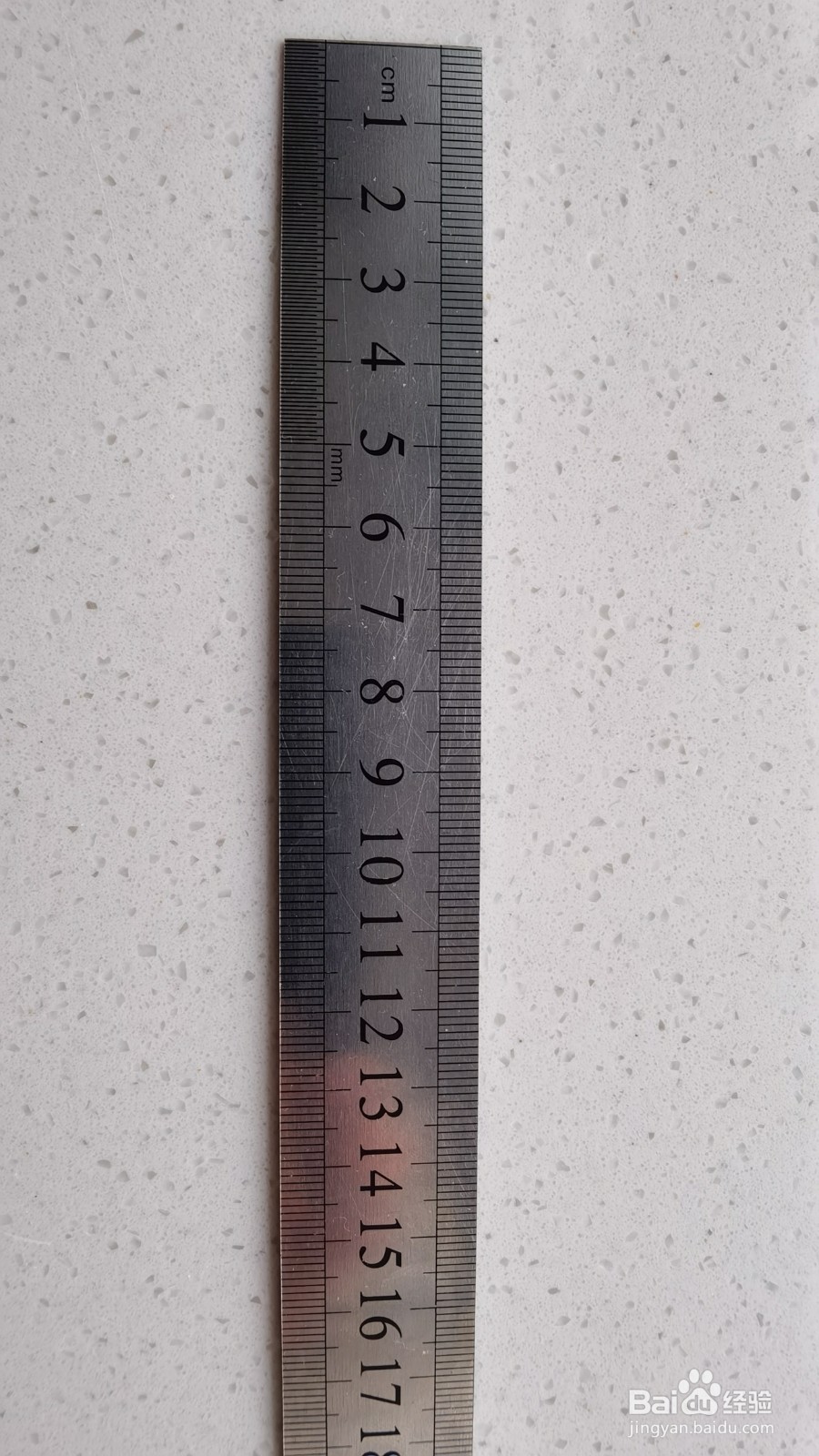 刻度cm(厘米)和mm(毫米)面,刻有1cm,05cm,10mm,1mm和0
