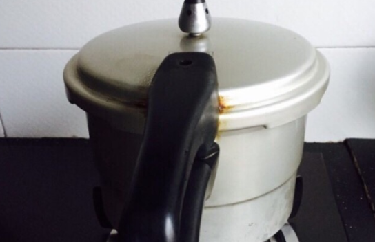 用高压锅煮稀饭水总是流出来 流了很多水