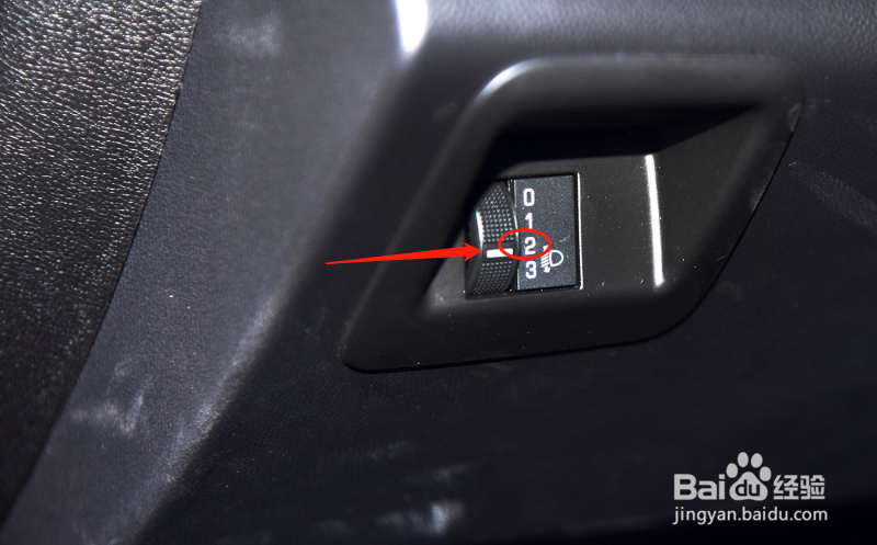 雪佛兰科迈罗汽车灯光高度怎么调节