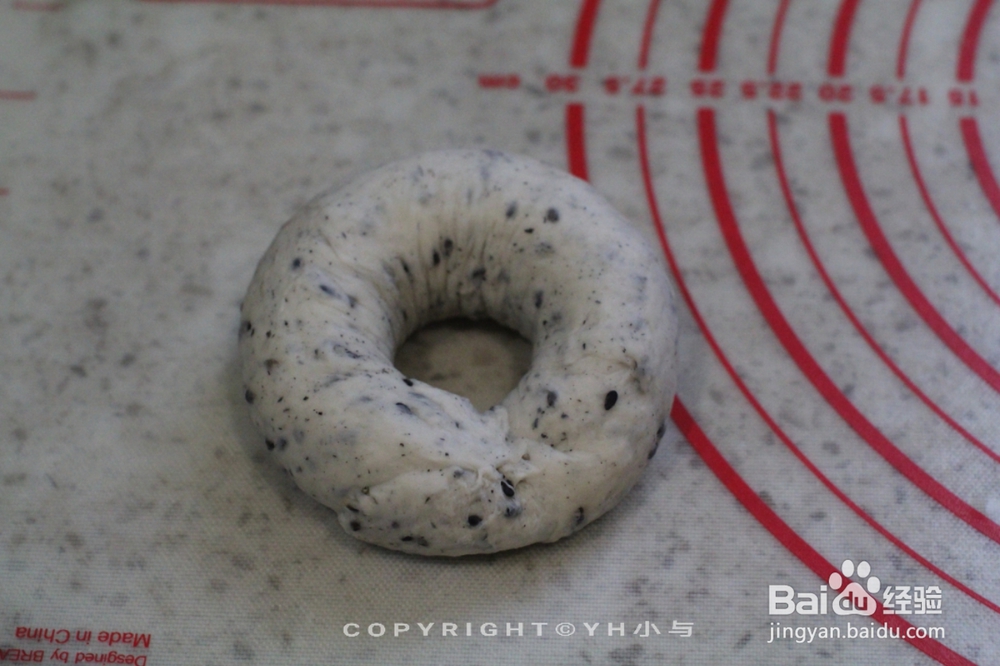 怎么吃都不腻的油黑芝麻贝果