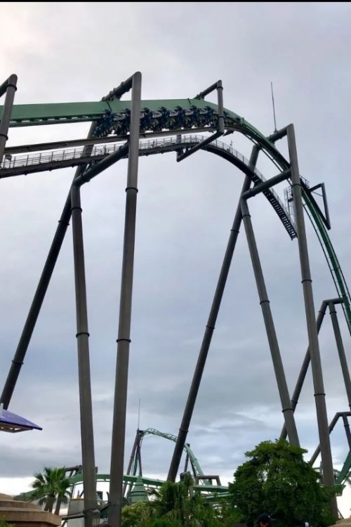 坐环球影城最惊险刺激的飞天翼龙是一种什么体验?