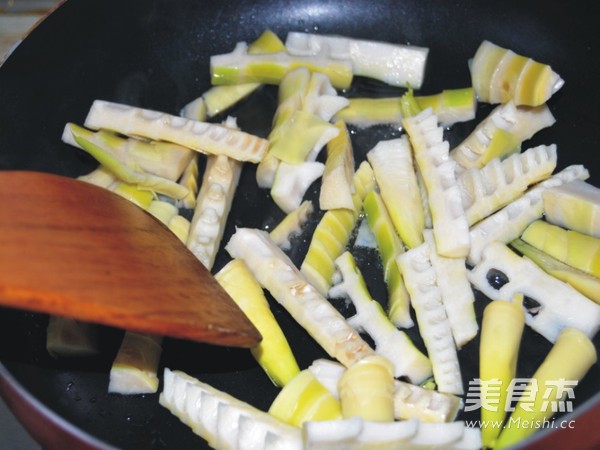 荠菜炒春笋蟹味菇