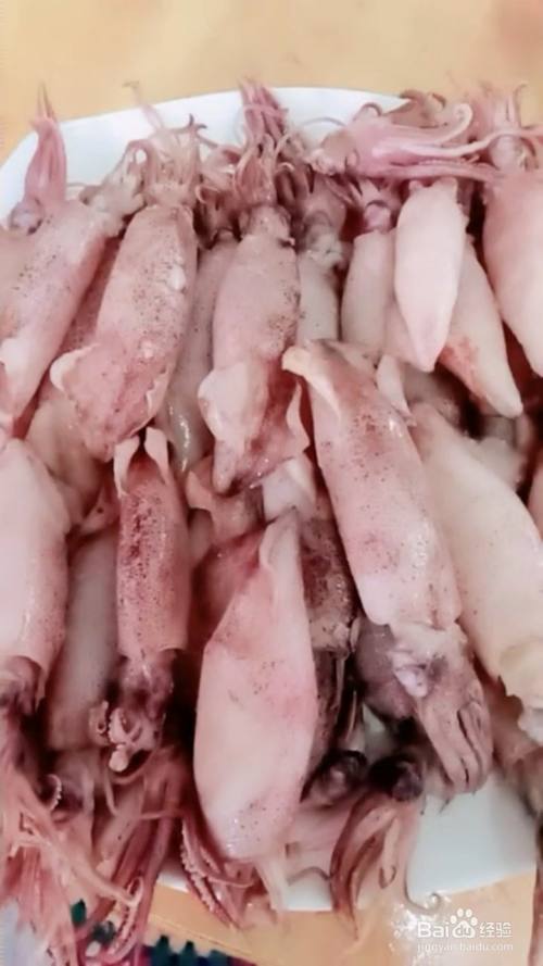 首先准备小鱿鱼,清洗干净