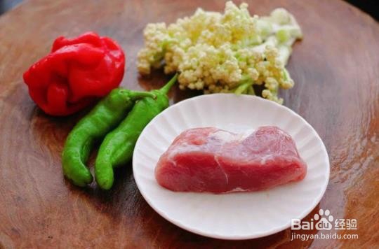 双椒肉片炒花菜的做法