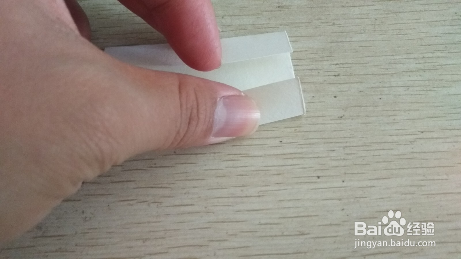 如何用一块正方形的纸做简易的中性笔的支架