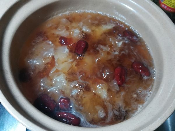 养颜润燥桃胶银耳红枣羹