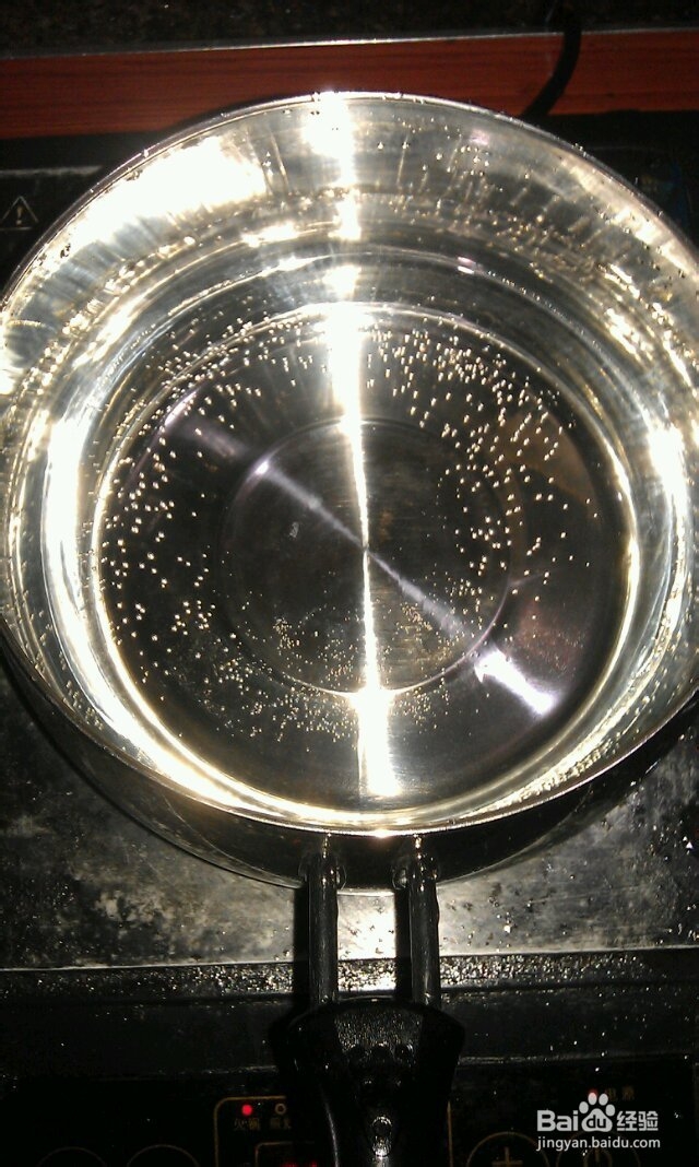 在家自制健康菠萝果汁给孩子喝