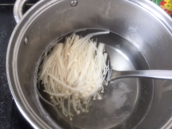 酸辣黄瓜金针菇卷