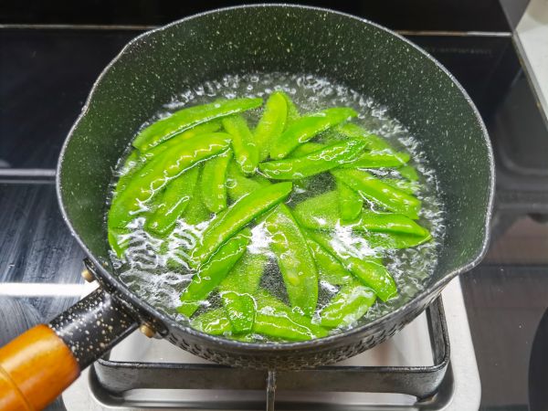 荷兰豆百合炒鸡肉肠