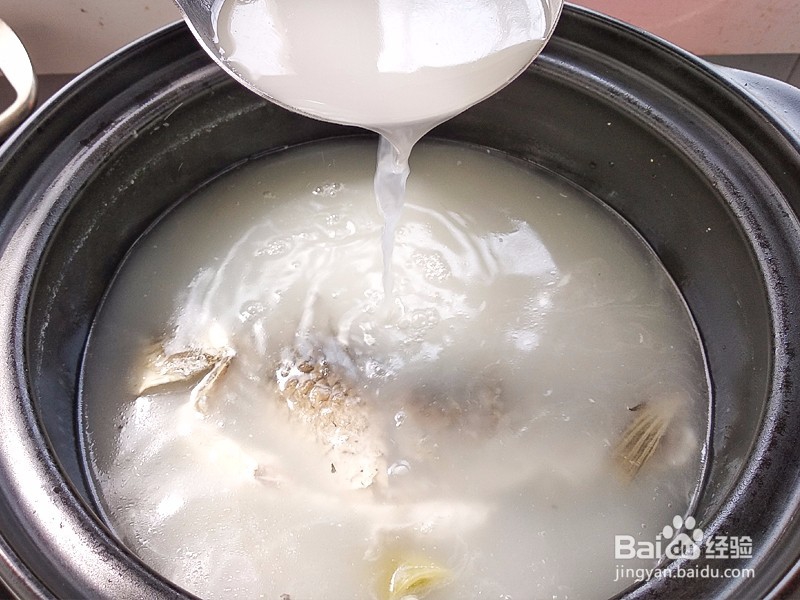 <b>如何做一碗香喷喷的奶白鲫鱼汤？怎么做鲫鱼汤</b>
