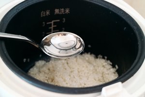 如何做出好吃的三文鱼玉米土豆焖饭