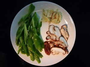 制作美味的青椒炒香菇
