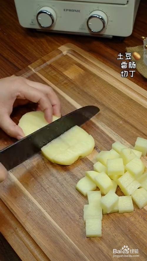 两百克土豆,两百克香肠分别切丁,起锅烧水,倒入土豆,煮两分钟丽出