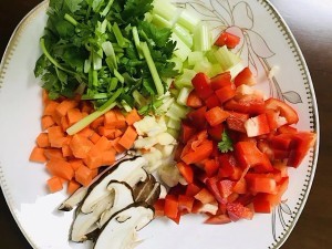 如何制作美味的懒人电饭煲煲仔饭