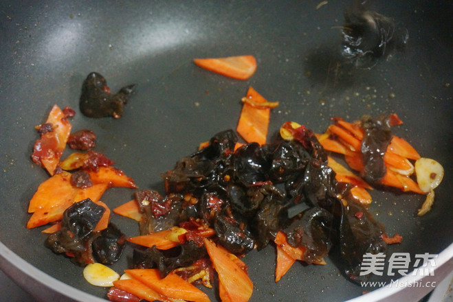 鱼香鹌鹑蛋的做法