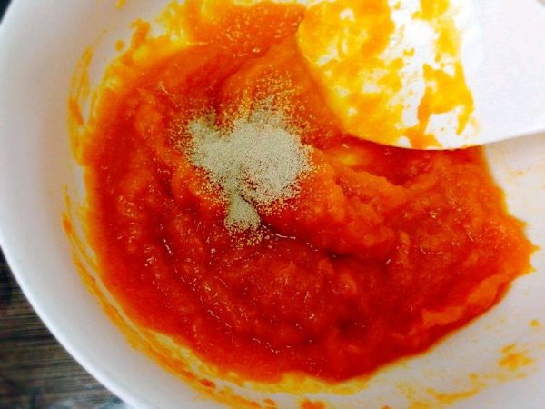 南瓜豆沙包、红枣小米粥