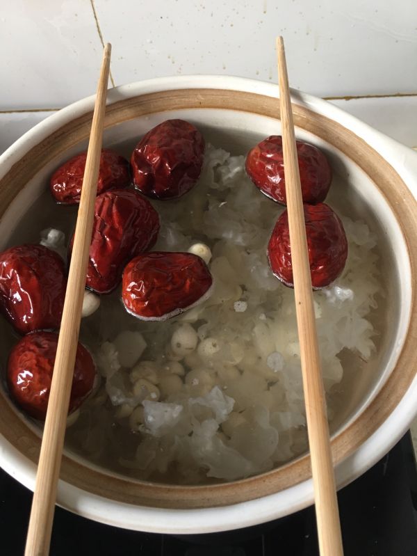 银耳莲子红枣枸杞汤