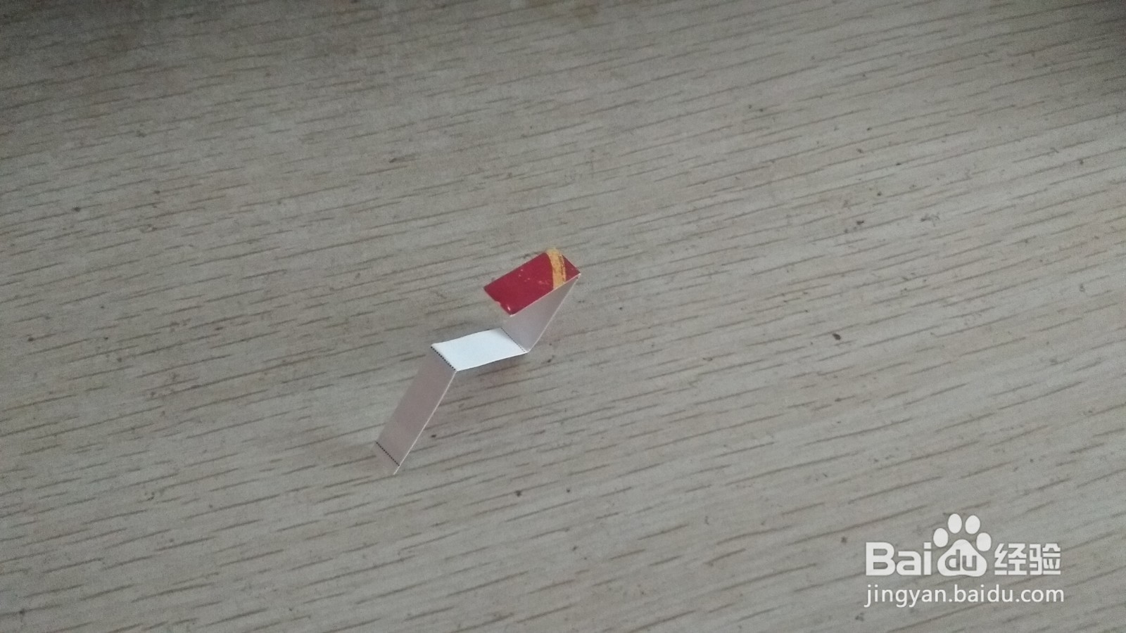 如何用一个细长的硬卡纸做三支中性笔的简易支架