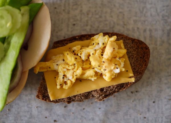 黑麦鸡肉蔬菜三明治