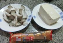 怎么煲出一份美味的黄金鱼蛋平菇豆腐汤 