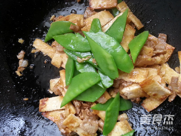 五花肉炒煎豆腐荷兰豆