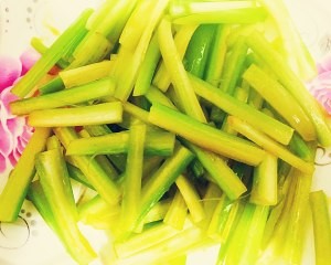 如何做芹菜辣炒银鱼干