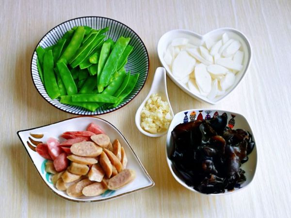 香肠木耳炒荷兰豆