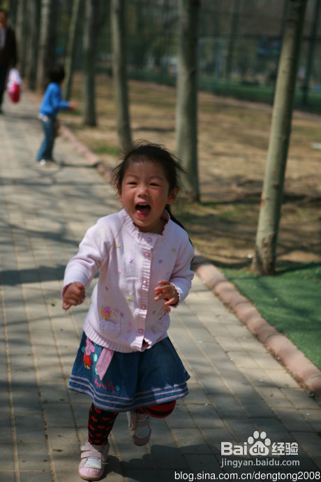 朝阳公园寻春的小孩