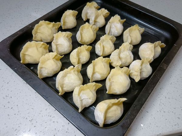 黄瓜鸡蛋虾仁酸汤水饺