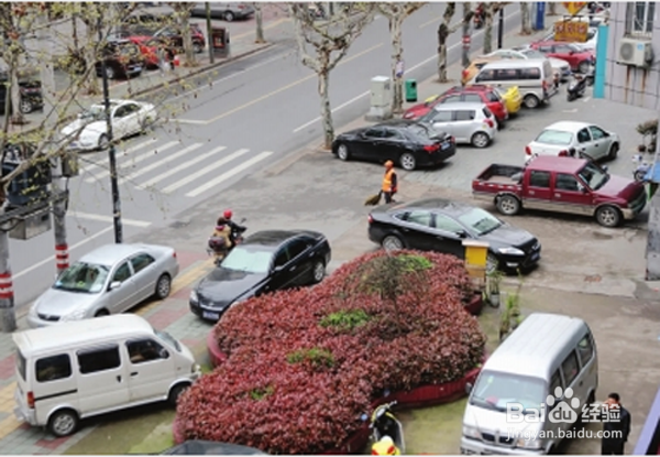 在幼儿园或银行门前停车,上车前要注意什么?