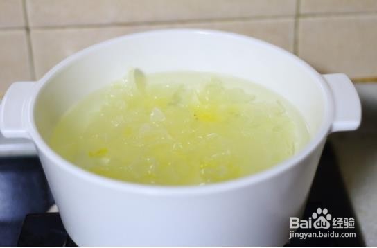 冰糖雪梨银耳荸荠汤的做法