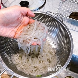 怎么做美味的凉拌粉丝菠菜