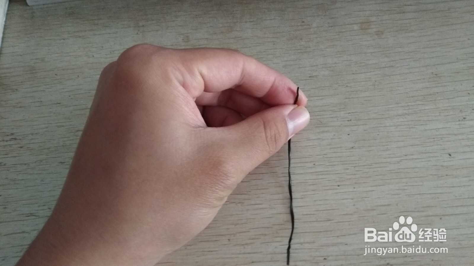 如何用一个数据线绑绳做两支中性笔的简易支架