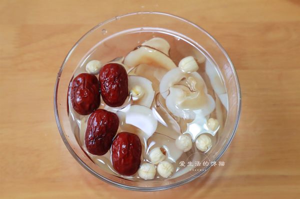 海底椰莲子排骨汤