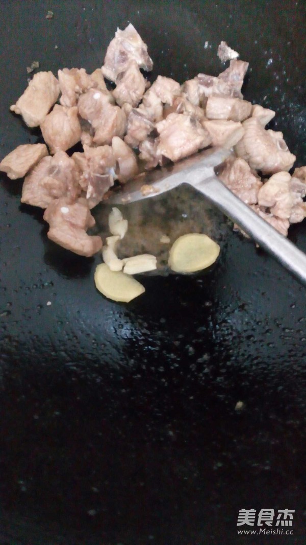 土豆烧排骨的做法