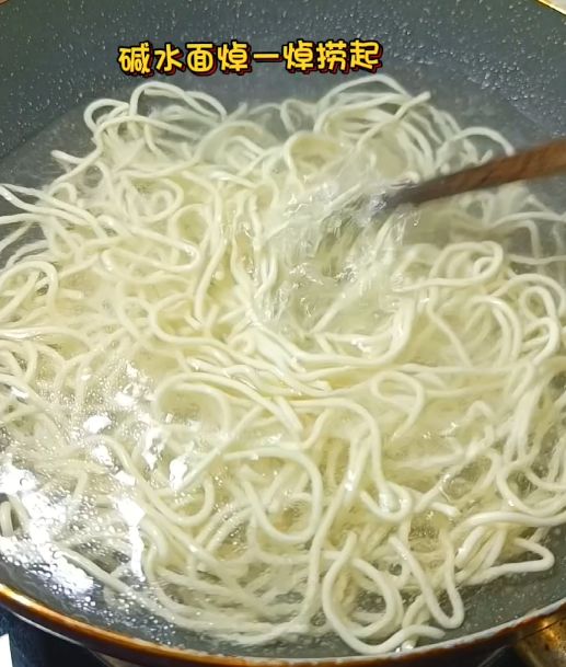 周末轻松早餐炸酱面