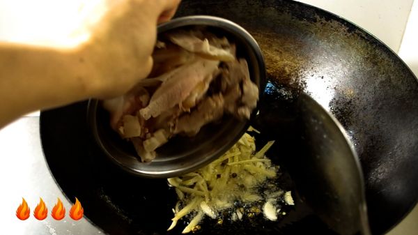 家常青椒回锅肉