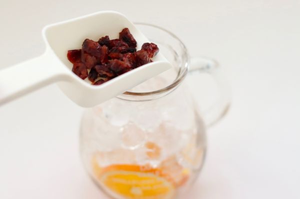 蔓越莓白桃气泡冰饮