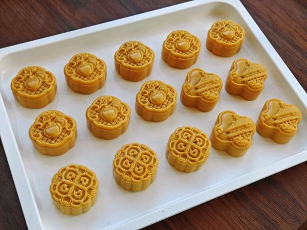 拉丝冰翅蛋黄月饼