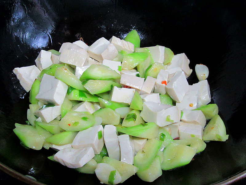 丝瓜炖豆腐的简单易做方法，可口美味。